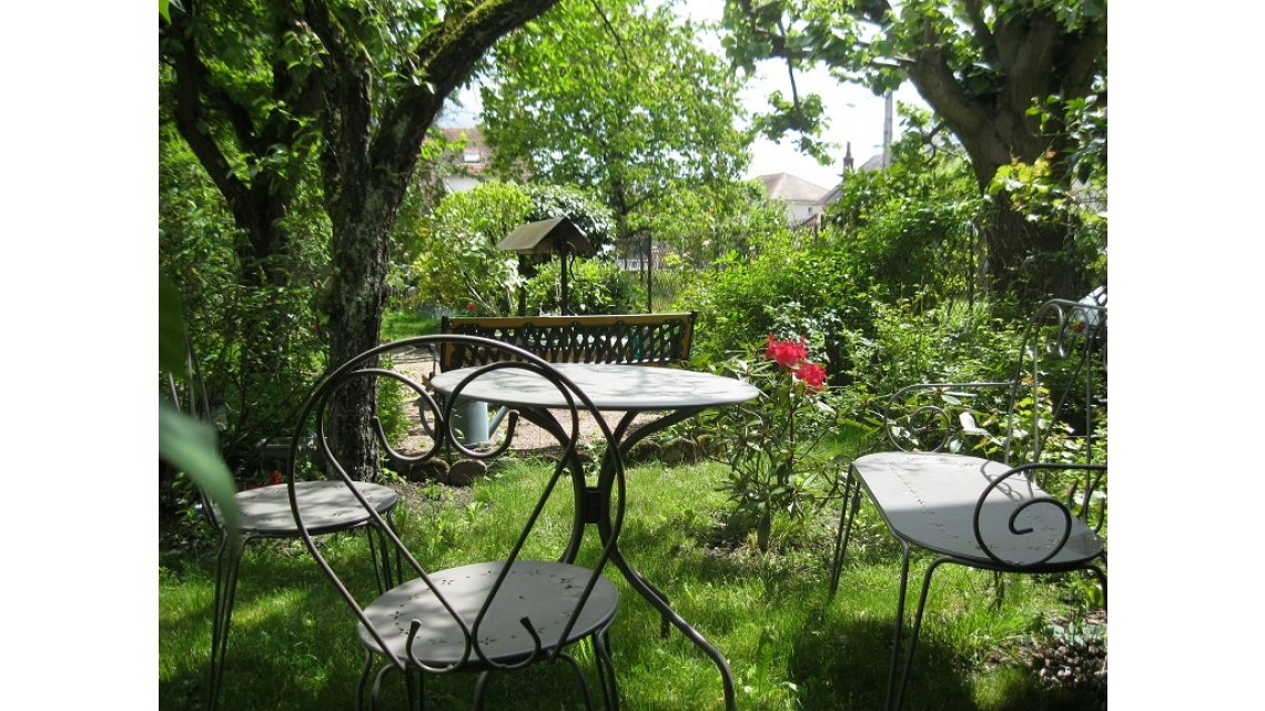 un jardin d'agrément avec la possibilité de se détendre dans le mini espace vert