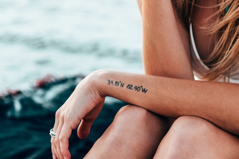 Femme avec un tatouage sur le bras 