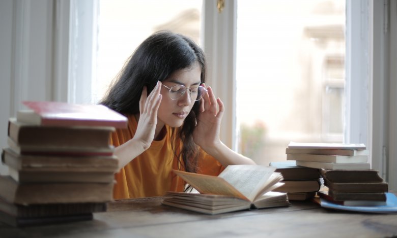 jeune fille qui révise