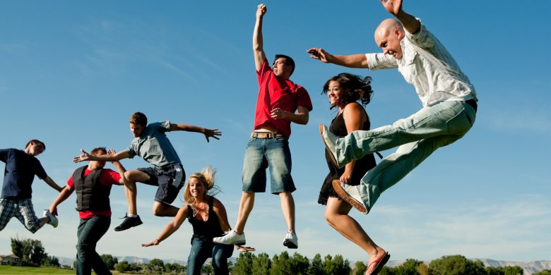 groupe de jeunes sautant en l'air